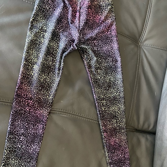 Leggings colour is pink green and black - Picture 3 of 3